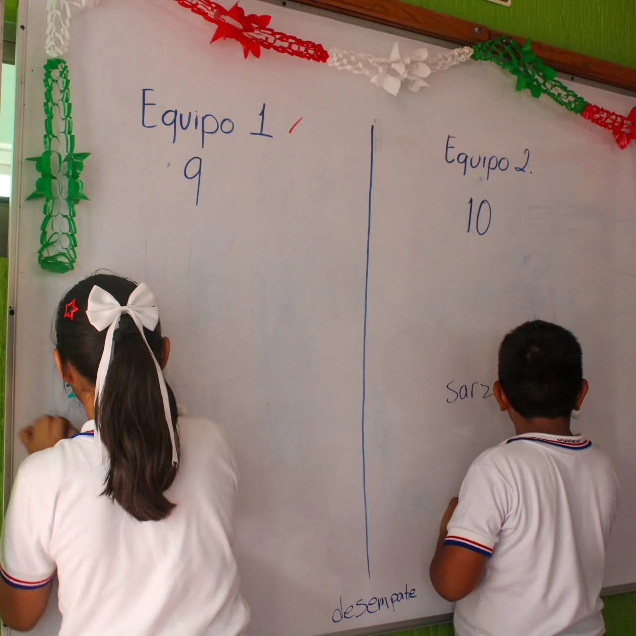 Trabajo en equipo en el pizarrón